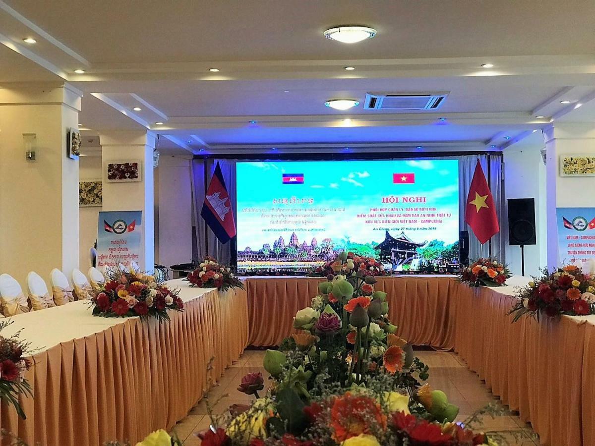 Chau Pho Hotel Чау Док Екстериор снимка